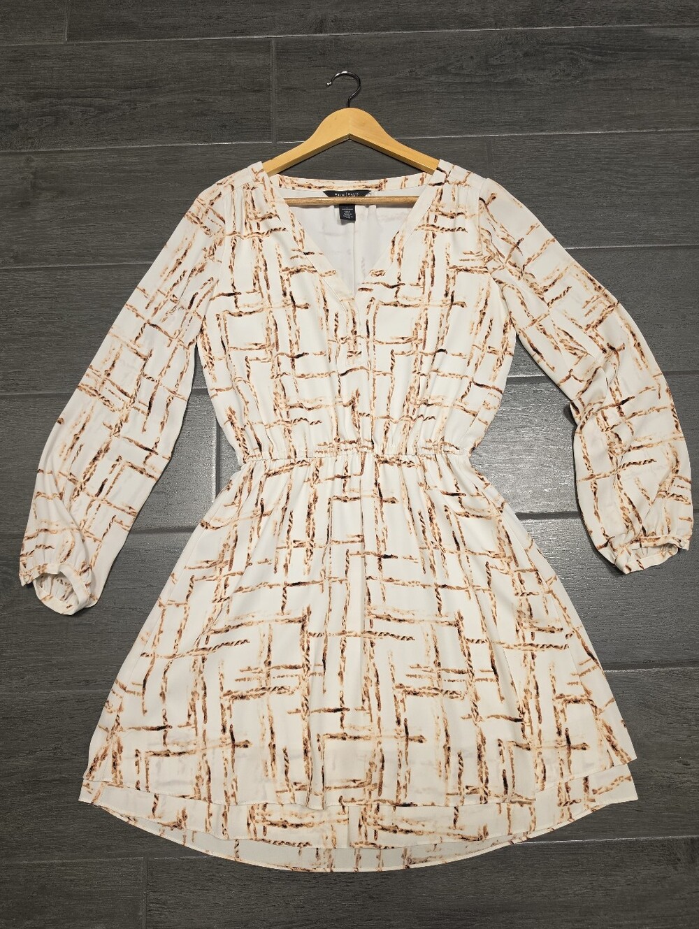 WHITE HOUSE BLACK MARKET Modern Abstract Print White Long Sleeve Blouson Dress